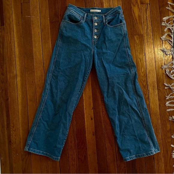 Levi’s Mile High Cropped Jean - Picture 2 of 5